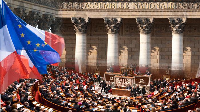 A l’issue du scrutin des législatives 2017, Emmanuel Macron remporte la majorité absolue avec 308 députés LREM (et 42 députés MoDem affiliés à la majorité présidentielle). La moyenne d’âge s’est rajeunie (48 ans au lieu de 53 ans) et la parité a largement augmenté (223 députées, soit 68 femmes députées supplémentaires par rapport à l’Assemblée élue en 2012). Mais les classes populaires sont toujours aussi peu représentées, laissant la place aux catégories aisées (cadres du secteur privé, chefs d’entreprise, fonctionnaires de catégorie A) qui dominent largement l’hémicycle (31,1 % des 577 députés). (photo © Assemblée nationale)