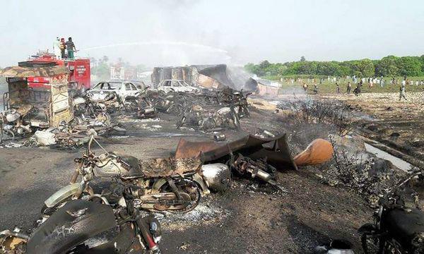 L'incendie d'un camion citerne sur lequel se sont précipités des riverains pour collecter de l'essence a fait plus de 150 morts.