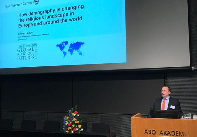 Lors du colloque à Turku, Conrad Hackett, directeur associé du Pew Research Center (PRC) a présenté les principaux résultats des recherches publiées ces dernières années par le PRC sur l'avenir des religions dans le monde. © Religioscope