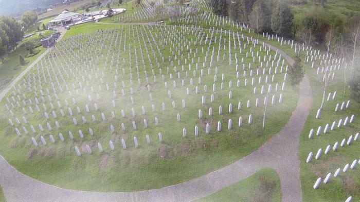 Le 11 juillet 1995, Srebrenica, pourtant protégée par l’ONU, tombe aux mains des armées serbes. En quelques jours, le plus grand massacre qu’ait connu l’Europe depuis la Seconde Guerre mondiale est perpétré dans cette région de Bosnie. Plus de 8 000 hommes seront massacrés et 30 000 autres, vieillards, femmes et enfants seront déportés. (photo tirée du film « Les Voix de Srebrenica », de Nedim Loncarevic, © 13 productions)