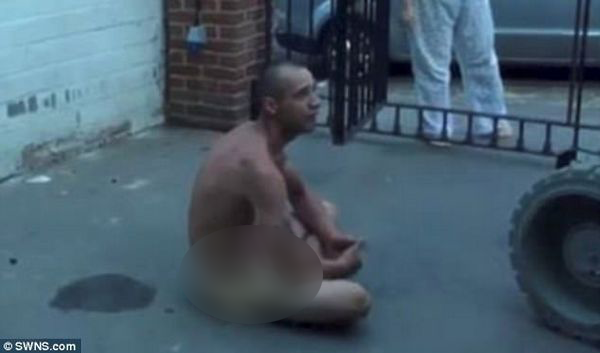 Angleterre : un raciste se met tout nu et effraye des musulmans