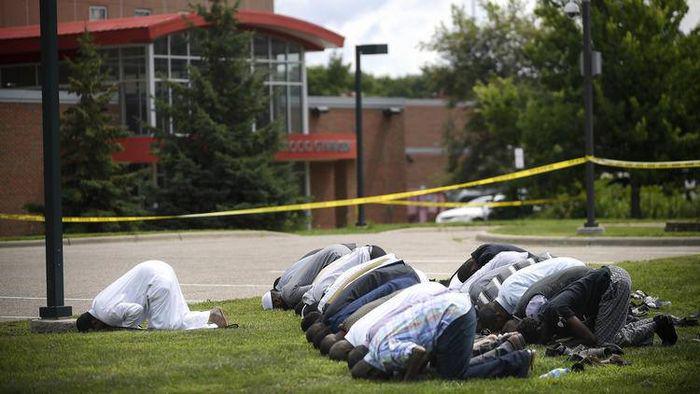 Des fidèles du centre islamique Dar Al-Farooq de Minneapolis prient devant leur lieu de culte pris pour cible par un attentat dimanche 6 août. © DFC / Facebook