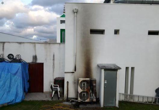 Deux engins incendiaires ont été lancés, dans la nuit du dimanche 6 août, contre la mosquée de Bayonne, dégradant ainsi le bâtiment. © Twitter/Bixente Vrignon
