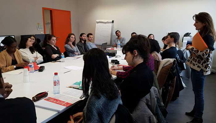 Les élèves de la Chance aux concours en compagnie d'Alice Antheaume, directrice de l'école de journalisme de Sciences Po.