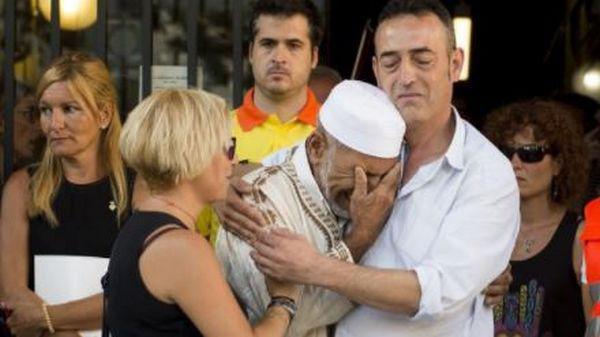 Barcelone : l'émouvante scène d'un père d'une victime prenant un imam dans ses bras (vidéo)