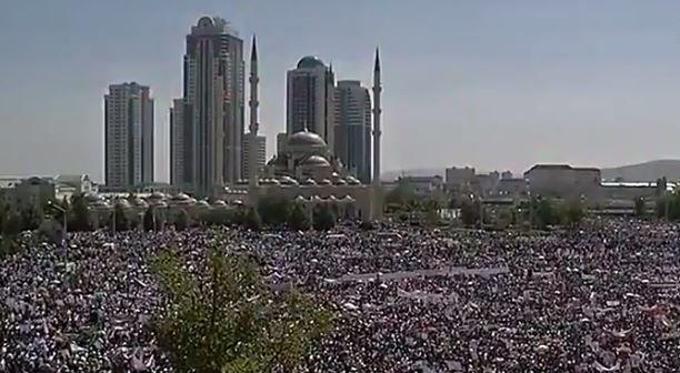 Des dizaines de milliers de personnes ont manifesté en faveur des Rohingyas à Grozny à l'appel du président tchétchène Ramzan Kadyrov.