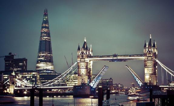 The Shard, anciennement The London Bridge Tower, est un gratte-ciel partiellement financé par le Qatar, avec des fonds charia-compatibles.