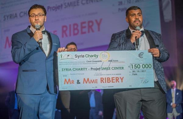 Samedi 28 octobre au Gala de charité de l'ONG Syria Charity, à droite l'humoriste Nounours, à gauche : Mohamed Alolaiwy, président de Syria Charity © Syria Charity