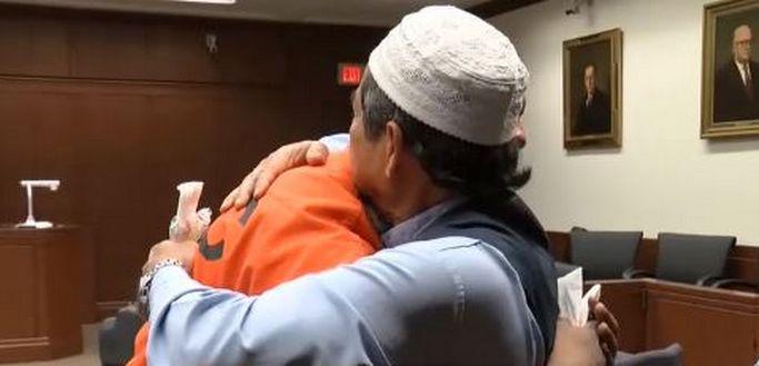 Face au meurtrier de son fils, Abdul-Munim Sombat Jitmoud a fait valoir à la cour qu’il pardonnait Trey Alexander Relford pour son acte commis en 2015. Ce dernier a été condamné à 31 ans de prison. © WKYT