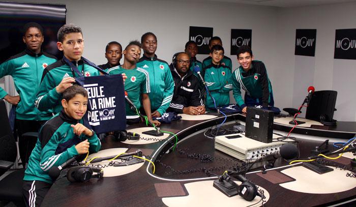 Lors des vacances de la Toussaint 2016, les jeunes du Red Star à la radio dans les studios de Mouv’ dans le cadre du « Lab ». (Photo © Red Star)