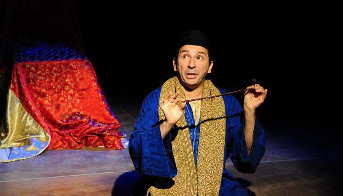 Le conteur Kamel Zouaoui interprète son personnage fétiche Nasredine Le Hodja. Connu pour ses facéties et son irrévérence, Nasredine (Nasr Eddin Hodja) est également appelé sous le nom de Shah, Goha, Joha ou encore Jeeha et aurait vécu au XIIIe siècle. (photo D. R.)