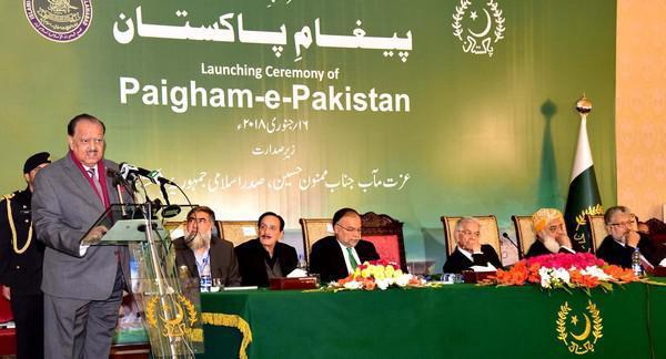 Une fatwa condamnant les attentats-suicides a été dévoilée mardi 16 janvier par le président pakistanais Mamnoon Hussain (débout à l'image).