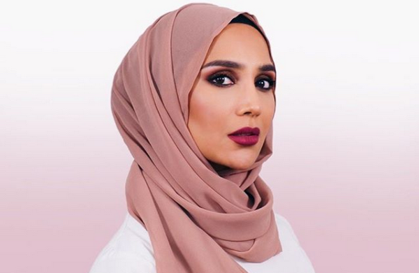 Amena Khan est la nouvelle égérie voilée de L’Oréal Paris qui fait sensation. © Instagram / Amena Khan