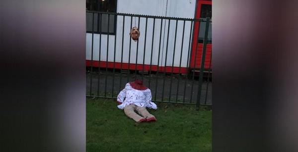 Une poupée décapitée et en sang a été retrouvée devant une mosquée d'Amsterdam, aux Pays-Bas. © AT5