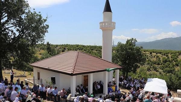 Après 26 ans de fermeture, la mosquée Bajramovic dans le village d’Orahovica, au sud de Bileca, en Bosnie-Herzagovine, renaît de ses cendres. © Anadolu