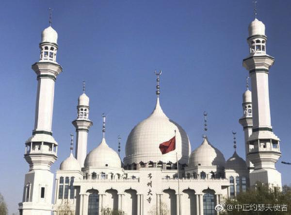 En Chine, des centaines de musulmans de l'ethnie Hui, se sont rassemblés jeudi 9 et vendredi 10 août devant la Grande mosquée de Weizhou, ici à l'image, pour protester contre le projet de démolition du complexe voulu par les autorités régionales du Ningxia. © SCMP