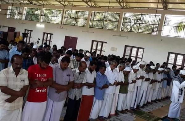 Un temple hindou au Kerala où sévissent des inondations, a ouvert ses portes aux musulmans pour la prière de l’Aïd al-Adha 2018. © Twitter / Sunil Ananthapuri‏