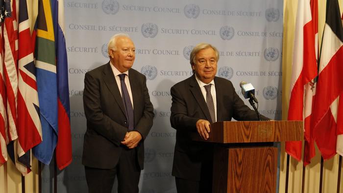 Le Secrétaire général de l’ONU, António Guterres (à dr.), aux côtés du Haut Représentant de l’Alliance des civilisations des Nations Unies (UNAOC), Miguel Moratinos pour la présentation du plan d’action pour la protection des sites religieux. © ONU