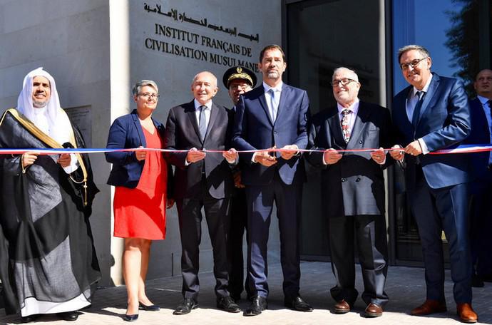 Le ministre de l’Intérieur Christophe Castaner s’est rendu à l’inauguration de l’Institut français de la civilisation musulmane (IFCM), dirigé par le recteur de la Grande Mosquée de Lyon (à sa gauche). © Ministère de l’Intérieur