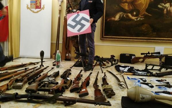 Un attentat visant une mosquée en Toscane, en Italie, a été déjoué, après l’arrestation de militants d’extrême droite mardi 13 novembre. Un véritable arsenal a été découvert dans plusieurs lieux perquisitionnés, comme en témoigne cette photo prise par la police italienne.