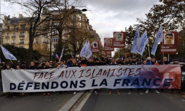 A Paris, un défilé raciste et xénophobe pour manifester « contre l’islamisme »