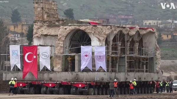 Turquie : une mosquée vieille de plus de 600 ans déplacée d'une ville antique (vidéo)