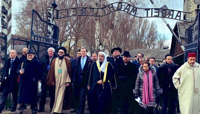 Une délégation de dignitaires religieux musulmans, emmenée par le secrétaire général de Ligue islamique mondiale, Mohammed Ben Abdul Karim Al-Issa, a fait le déplacement, jeudi 23 janvier, à Auschwitz-Birkenau pour commémorer les 75 ans de la libération du camp. © AJC/Twitter