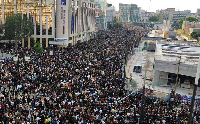 Quelque 20 000 personnes ont manifesté à Paris contre les violences policières, mardi 2 juin, à l'appel de la famille d'Adama Traoré, quatre ans après sa mort des suites d'une interpellation policière.