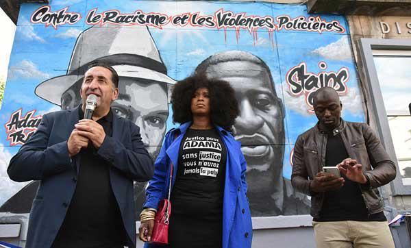Le maire Azzedine Taïbi et Assa Traoré lors de l’inauguration de la fresque jeudi 18 juin. © Stains