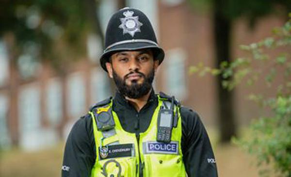 Emad Choudhury, un imam de 29 ans, a décidé de rejoindre les forces de police des Midlands de l'Ouest, où il a intégré l’unité de protection et de lutte contre les crimes à l’arme blanche. © West Midlands Police