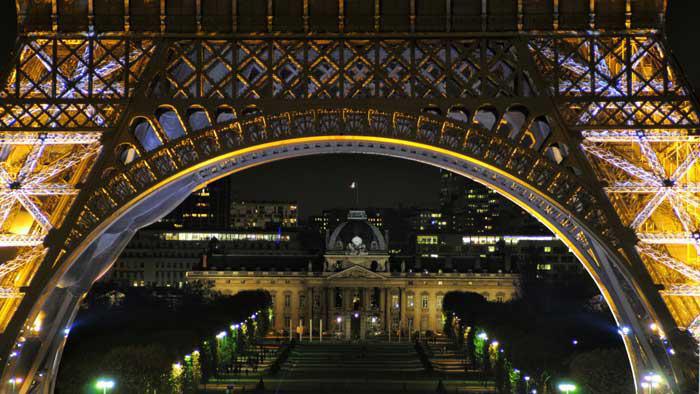 Deux musulmanes poignardées près de la Tour Eiffel : le caractère raciste de l’agression reconnu
