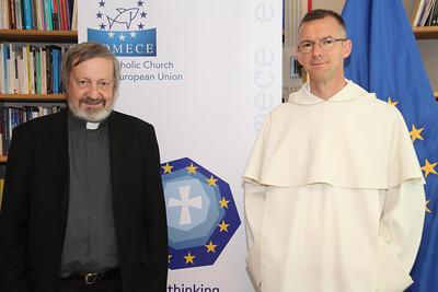 Le directeur général de L’Œuvre d’Orient, Mgr Pascal Gollnisch (à gauche), aux côtés du prêtre Olivier Poquillon. © COMECE