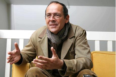 Pour Bernard Stiegler, auteur de « Pharmacologie du Front national », « les effets toxiques du néoconservatisme consumériste génèrent une anxiété globale, de l’extrême droite à l’extrême gauche en passant par le centre ».