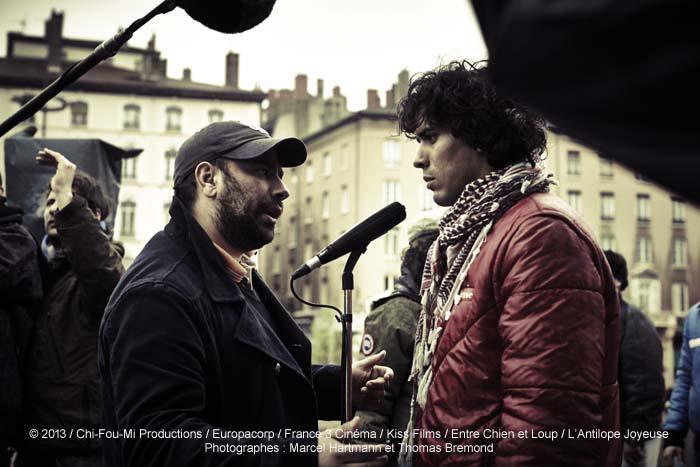 Le réalisateur Nabil Ben Yadir, avec Tewfik Jallab, lors du tournage du film La Marche, en salles le 27 novembre.
