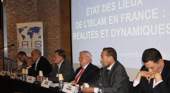 © IRIS - Le colloque « La République à l’épreuve de l’islam » à l'Iris, jeudi 14 novembre. De gauche à droite : Samir Amghar, Marwan Muhammad, Didier Billion, Jacques Myard, Tareq Oubrou et Madjid Si Hocine.