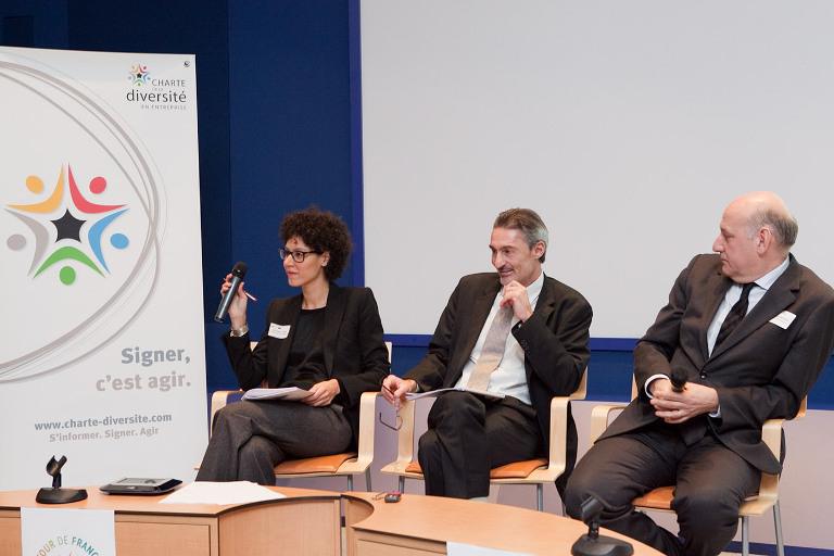Fella Imalhayene, la secrétaire générale de la Charte de la diversité,  Luc Vidal, directeur général d'Inergie et Stéphane Roussel, le porte-parole de la Charte de la diversité lors de la présentation du Bilan Diversité 2013, jeudi 12 décembre. 