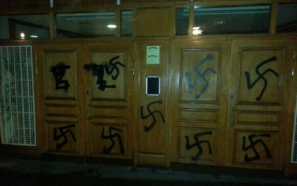 Des croix gammées peintes sur les portes de la mosquée de Suède en janvier 2014.