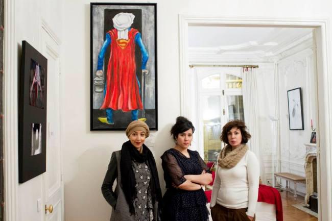 Haquima Akhabach (au centre) entourés de deux membres de l'association Arts Périphériques.