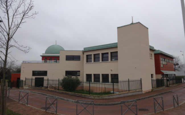 La mosquée de Chanteloup-les-Vignes, une commune des Yvelines secouée par des violences urbaines le 16 mars. Photo © Des Domes Et Des Minarets.