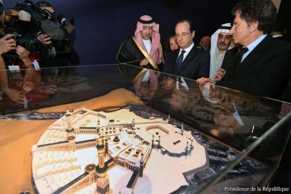  François Hollande à l'inauguration de l'exposition "Hajj, le pèlerinage à La Mecque", à l'IMA le 22 avril.