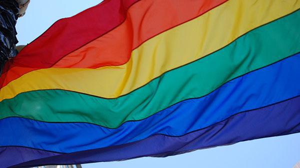 A Berlin, une mosquée installe le drapeau LGBT sur son mur