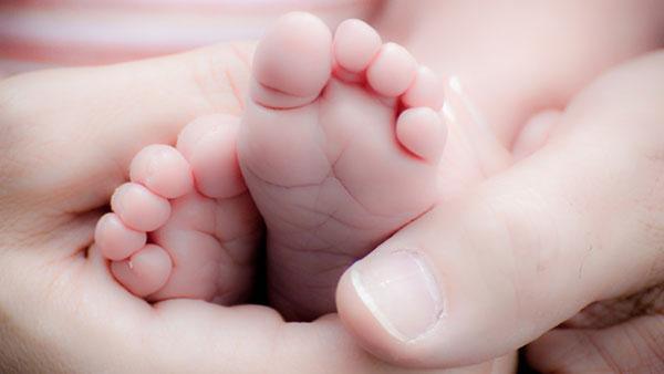 Inde : un bébé aux quatre bras et quatre jambes célébré comme une déesse
