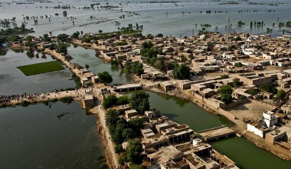 Le Pakistan sous l'eau, plus de 1 000 morts au compteur