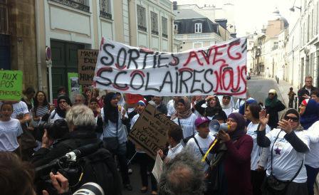 Rassemblement de collectifs de mères voilées devant le ministère de l'Education nationale le 18 juin 2014.