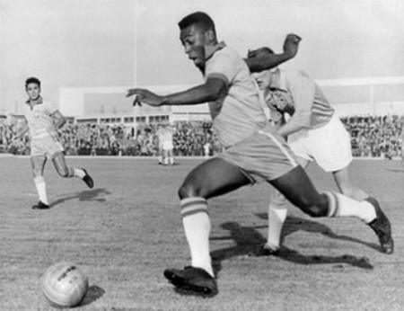 Pelé, ici lors de la Coupe du monde 1958, a été le seul footballeur trois fois champion du monde (1958, 1962, 1970) au sein de la sélection brésilienne. Ministre des Sports en 1995, il est le premier Noir au Brésil à accéder à une fonction aussi élevée.