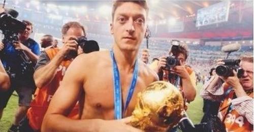 Mesut Ozil, vainqueur de la Coupe du monde 2014 avec l'Allemagne.