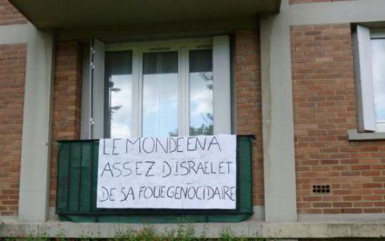 Menacé de poursuites à cause de sa banderole anti-Israël
