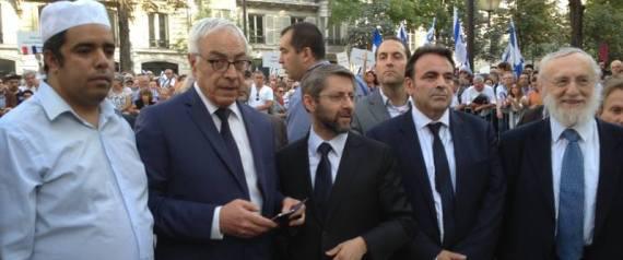 Rachid Bribach, l'ambassadeur d'Israël en France Yossi Gal, le Grand Rabbin de France Haïm Korsia, le président du Consistoire Joël Mergui et le grand rabbin de Paris Michel Guggenheim.