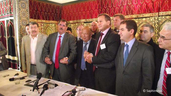 Les signataires de « L’Appel de Paris ». De g. à dr. : Abderrahmane Dahmane, président des Démocrates musulmans, Anouar Kbibech, président du Rassemblement des musulmans de France (RMF), Dalil Boubakeur, président du Conseil français du culte musulman (CFCM), Patrick Karam, président de la coordination « Chrétiens d'Orient en Danger » (CHREDO), et Ahmet Ogras, président du Comité de coordination des musulmans turcs de France (CCMTF).