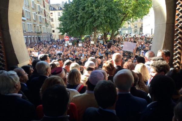 Un rassemblement contre l'EI devant la Grande Mosquée de Paris, le 26 septembre.